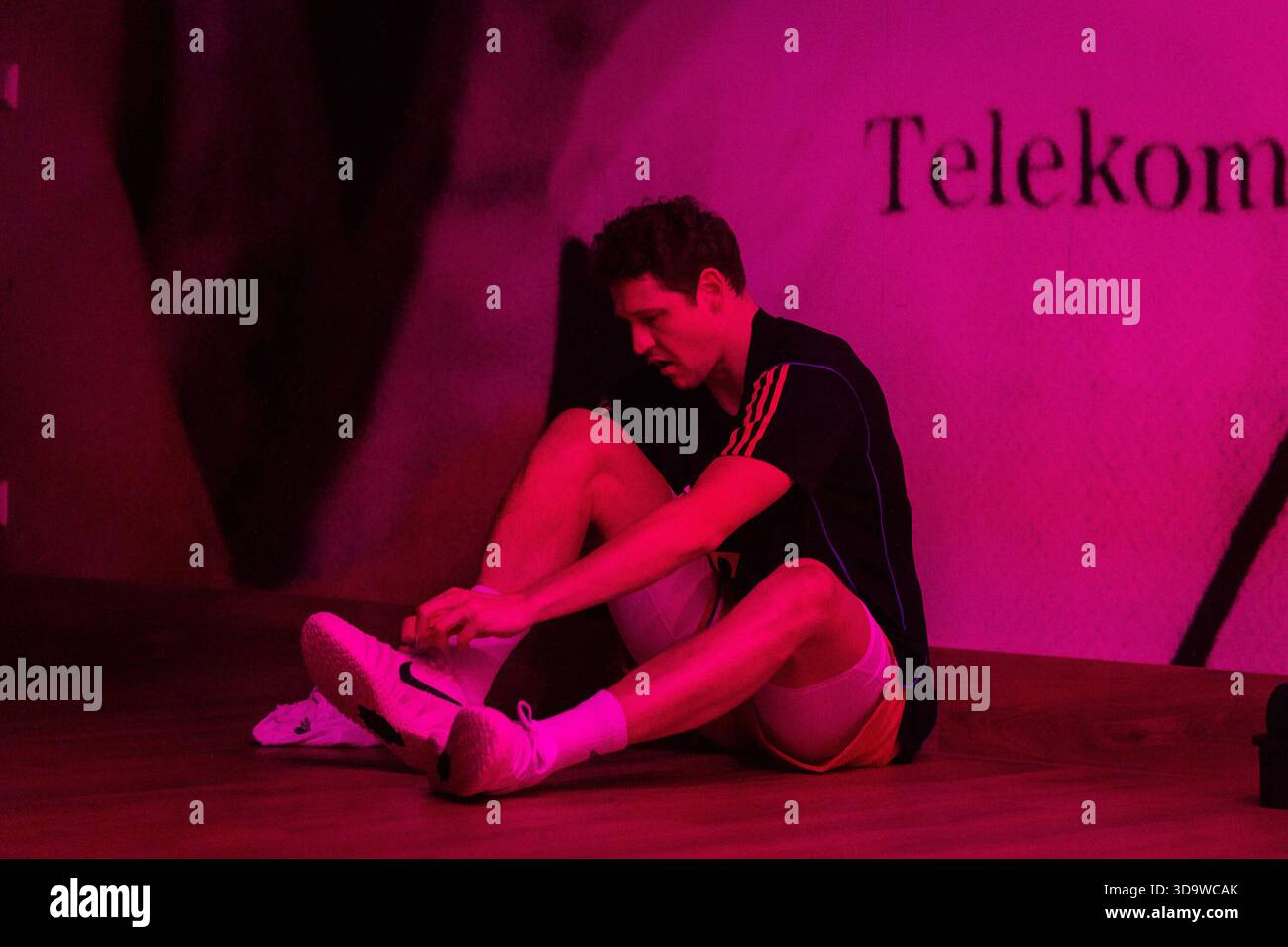 Patrick Heckmann (Telekom Baskets Bonn 33) bindet vor dem Spiel wieder seine Schuhe – easyCredit Basketball Bundesliga, Telekom Baskets Bonn vs. Niners.Chemnitz, 06.12.2025, Telekom Dome Bonn Stockfoto