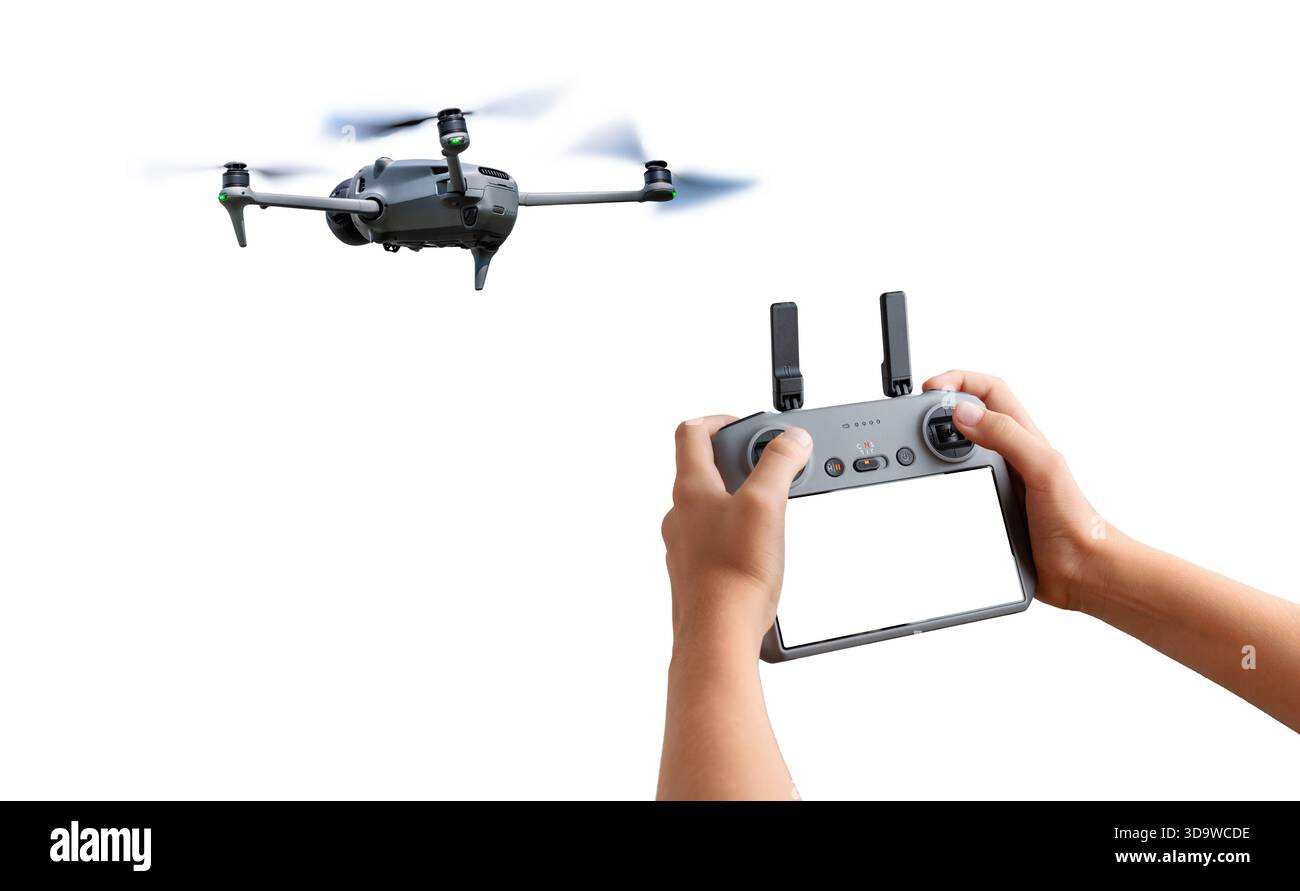 Die Drohne schwebt über dem Controller auf einem sauberen weißen Hintergrund und zeigt moderne Antennentechnologie, Fernnavigation und professionelle Drohnenbedienung Stockfoto