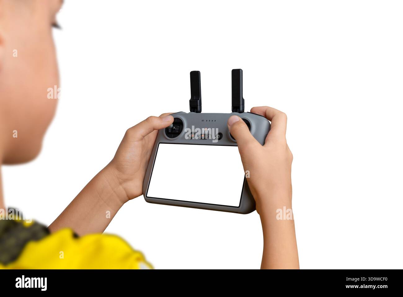 Boy hält einen Drohnen-Controller mit leerem Bildschirm, perfekt zum Einfügen benutzerdefinierter Benutzeroberflächen, Drohnen-App-Designs oder Technologie-Mockup-Präsentationen Stockfoto
