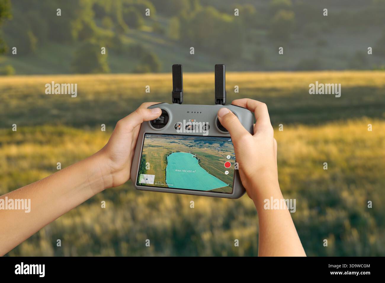 Drohnen-Controller, der kartierte Landflächen mit Messüberlagerung anzeigt, wird für Vermessung, Landwirtschaftsüberwachung, Kartierung und Präzisionsdrohenkorrektur verwendet Stockfoto