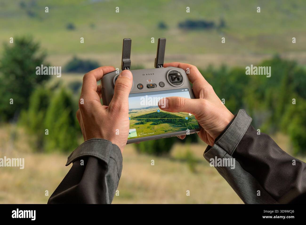 Drohnen-Controller mit präziser GPS-Navigation und Kartenschnittstelle, ideal für Luftvermessungen und georäumliche Analysen Stockfoto