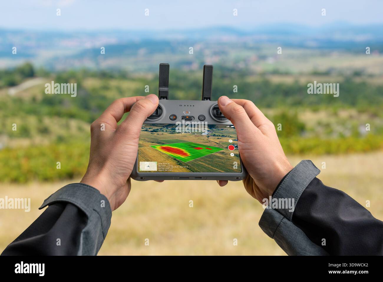 Drohnen-Controller zur Anzeige der NDVI-Erntegutanalyse für die Präzisionslandwirtschaft, Anzeige der Vegetationsgesundheit und Feldkartierung, die in der modernen Landwirtschaft und im Landbau verwendet wird Stockfoto