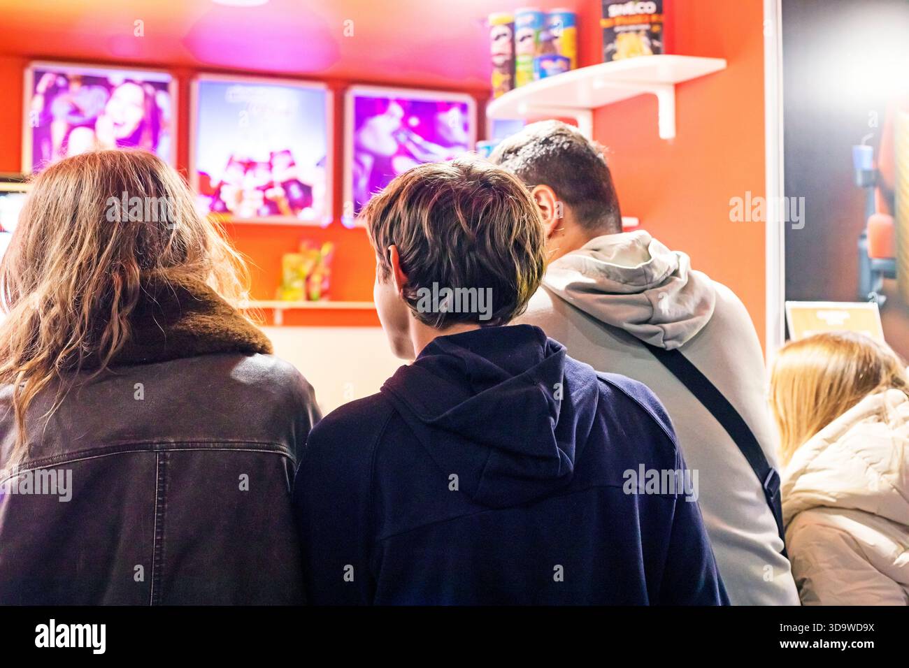 Die Familie kauft Popcorn und Getränke, bevor sie sich einen Film im Kino ansieht. Stockfoto
