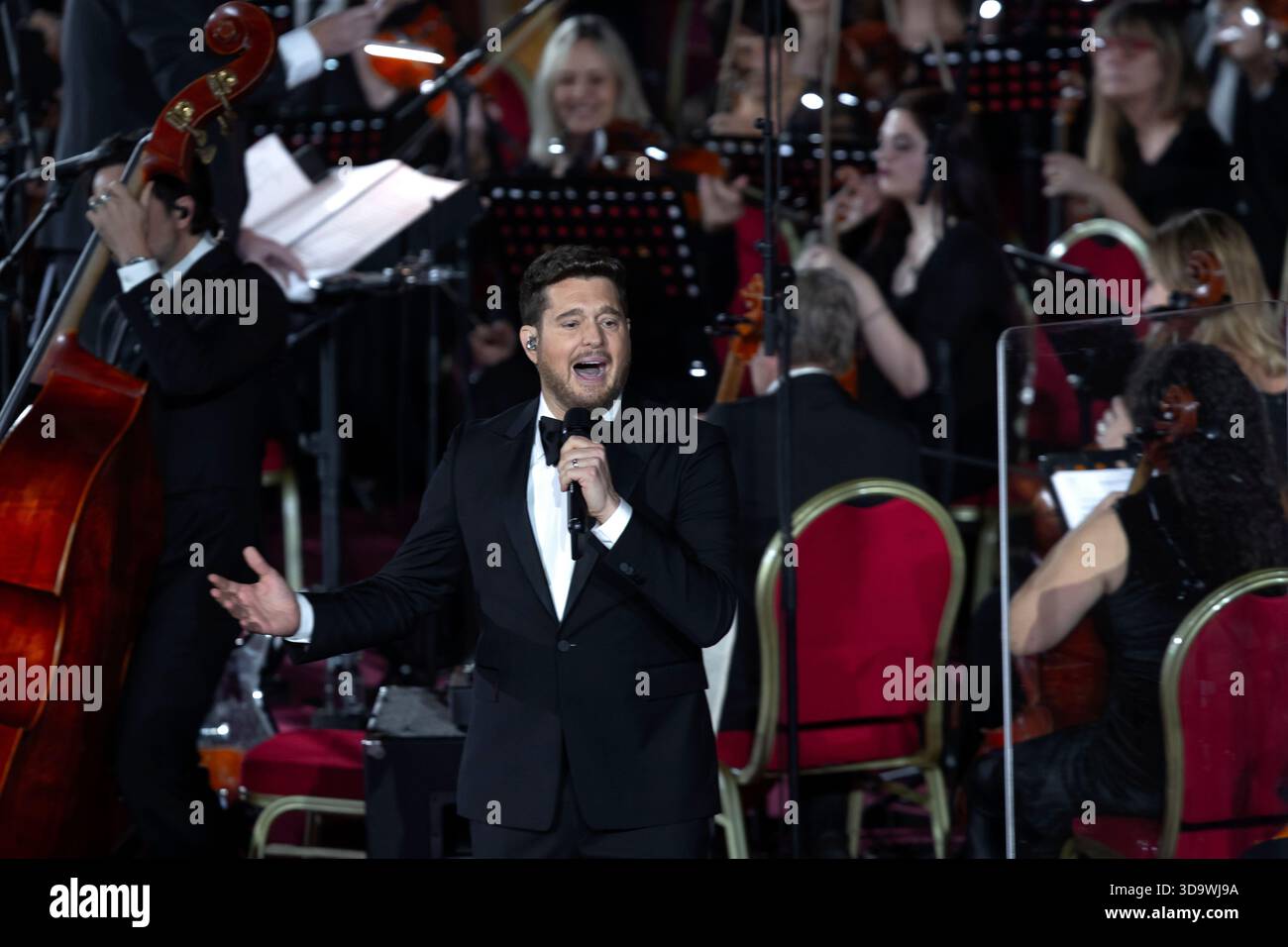 Vatikanstadt, Vatikan. Dezember 2025. Michael Bublé tritt während eines Weihnachtskonzerts mit den Armen im Paul VI. Saal des Vatikans auf. Quelle: Maria Grazia Picciarella/Alamy Live News Stockfoto