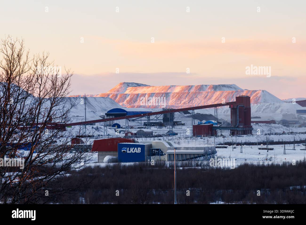 LKAB Eisenerzbergbau außerhalb der Stadt Kiruna im nördlichsten Schweden im Winter Stockfoto