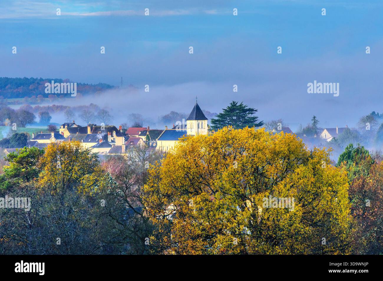 Am frühen Morgen nebeliger Blick auf die Kirche im Dorf Bossay-sur-Claise, Indre-et-Loire (37), Frankreich. Stockfoto