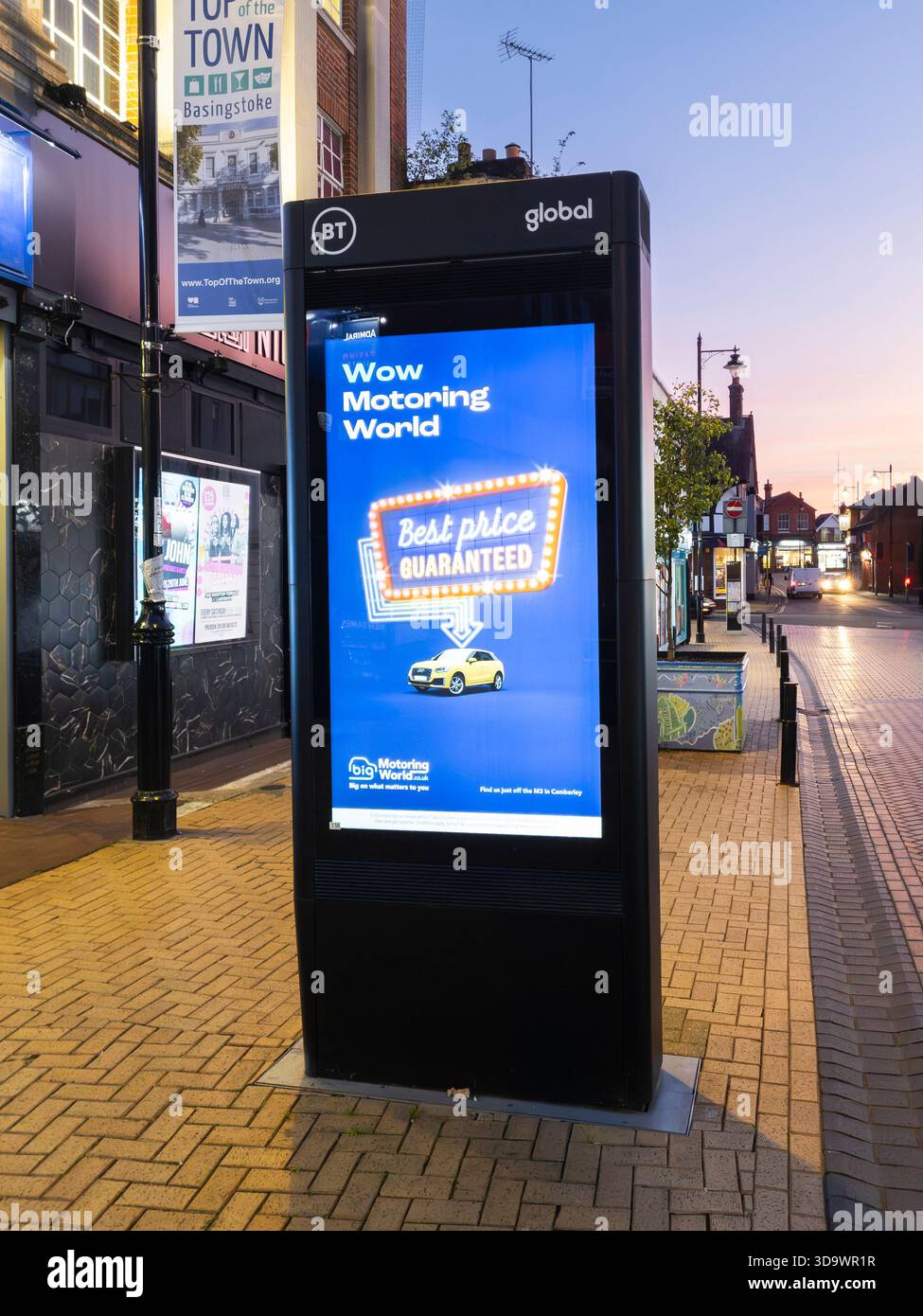 BT Global Street Hub in der Winchester Street Werbung für „Big Motoriing World“, Basingstoke, Großbritannien. Street Hubs bieten kostenlose öffentliche digitale Kommunikation - Smartphone-aufgenommenes Stockfoto
