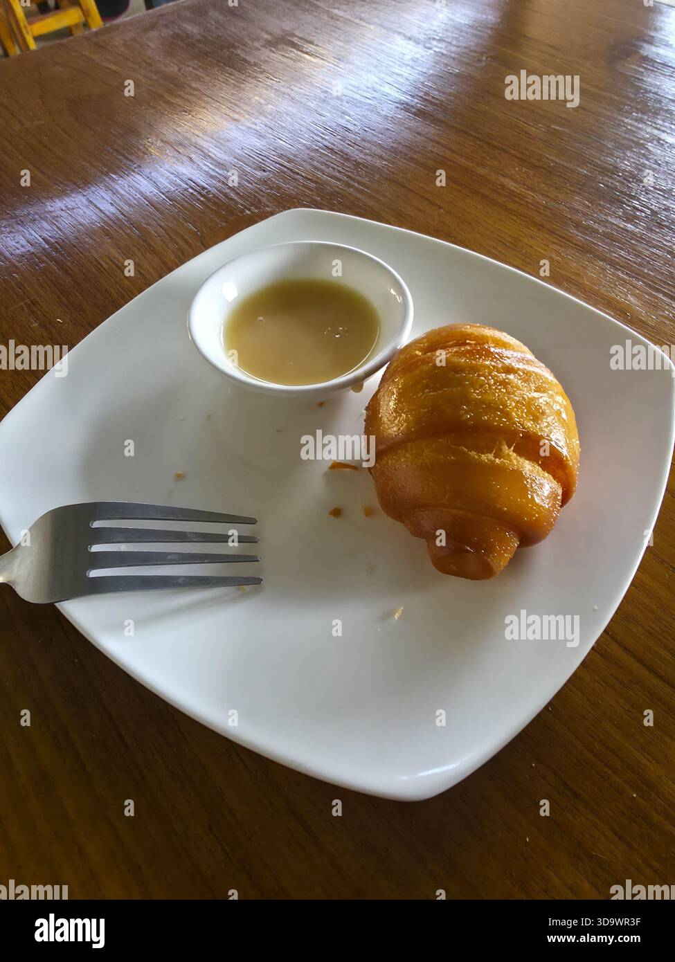 Köstliches goldgebratenes Mantou-Brötchen, beliebte asiatische Vorspeise oder Dessert-Imbiss. Dieses Einzelgericht wird auf weißem Teller mit süßem Dip-Sauce-Look serviert Stockfoto
