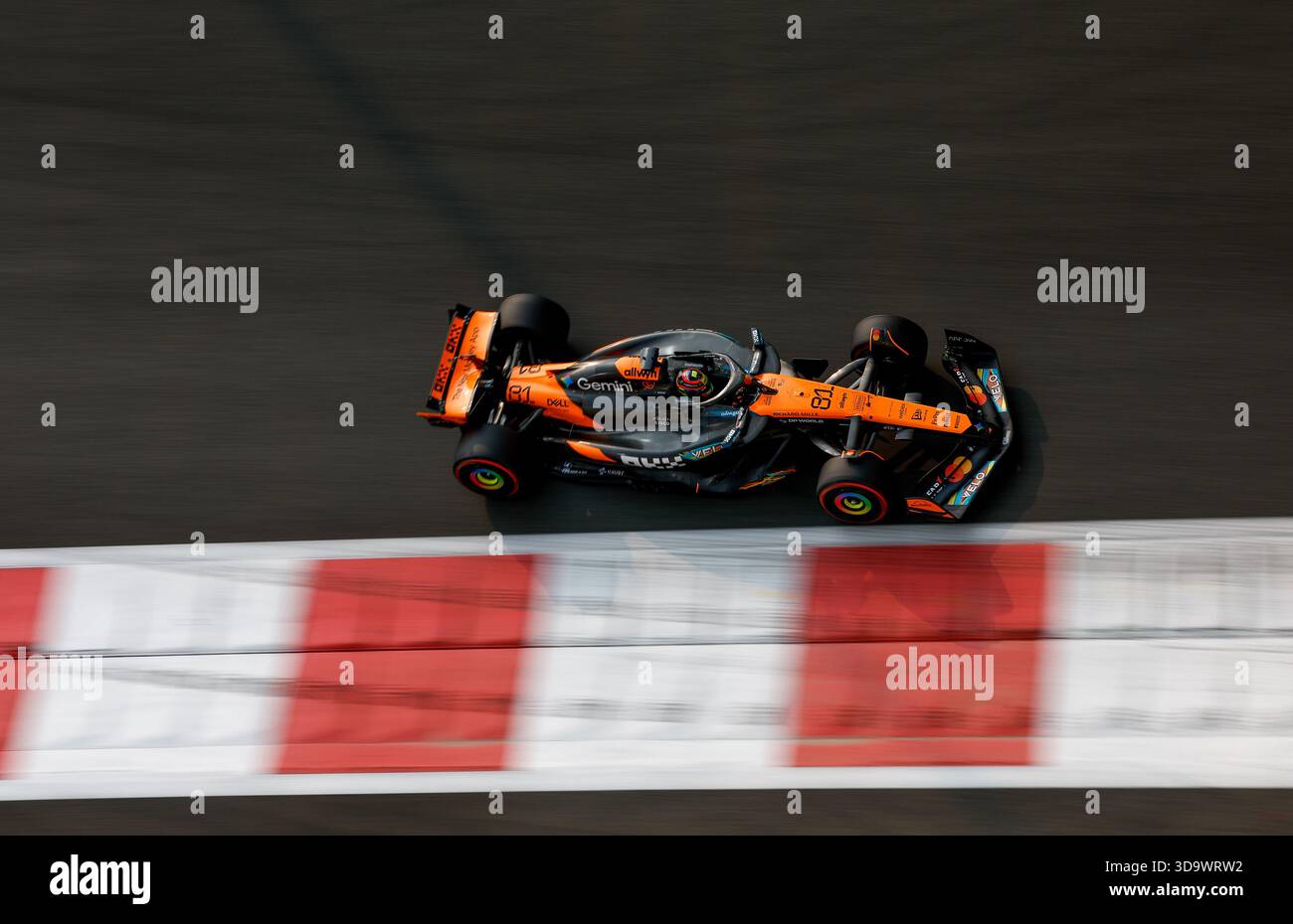 Dezember 2025; Yas Marina Circuit, Yas Island, Abu Dhabi; Formel 1 Abu Dhabi Grand Prix, Renntag; 81 PIASTRI Oscar (aus), McLaren F1 Team MCL39, Stockfoto