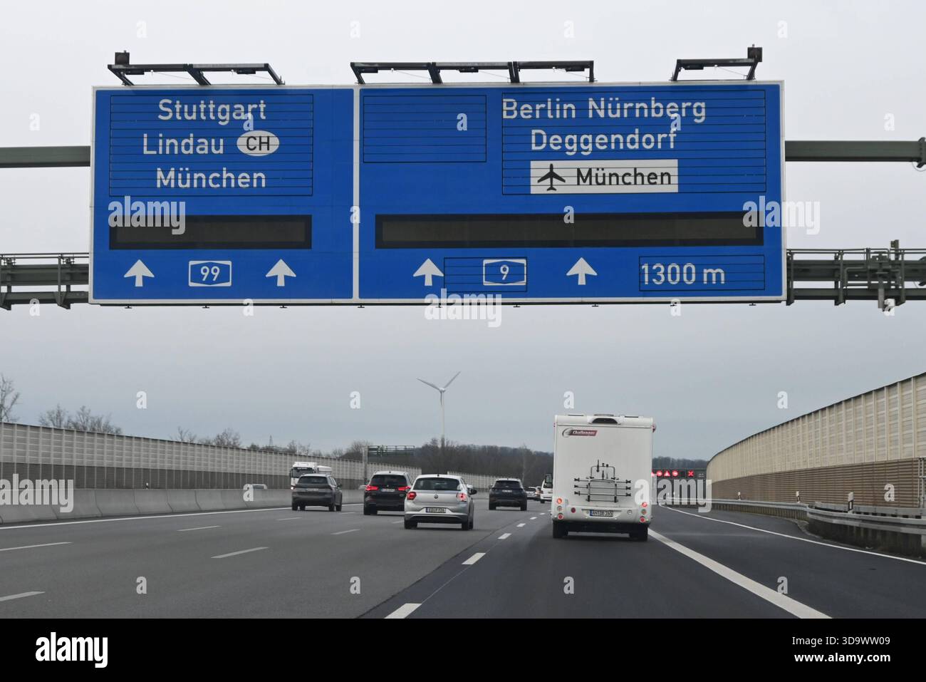 Kreis München, Autobahn A99 in Fahrtrichtung Stuttgart, Lindau sowie BAB A9 in Fahrtrichtung Nürnberg, Deggendorf, Berlin *** Bezirk München, Autobahn A99 in Richtung Stuttgart, Lindau und Autobahn A9 in Richtung Nürnberg, Deggendorf, Berlin Stockfoto