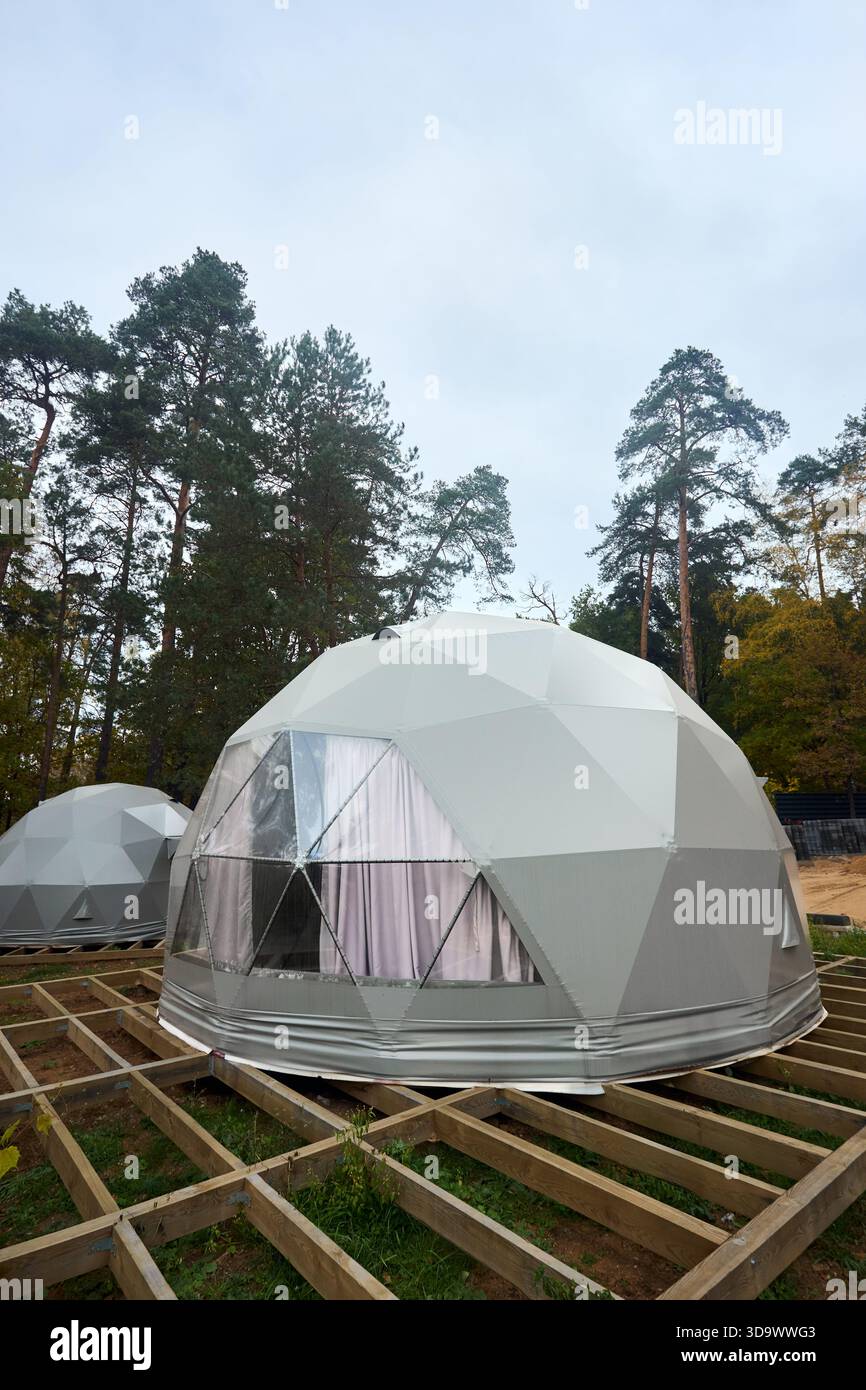 Geodätische Kuppeln für Glamping und Camping, dünnschalige Gitterschale auf Basis geodätischer Polyeder. Glamping ist glamourös und Camping, Stil Stockfoto