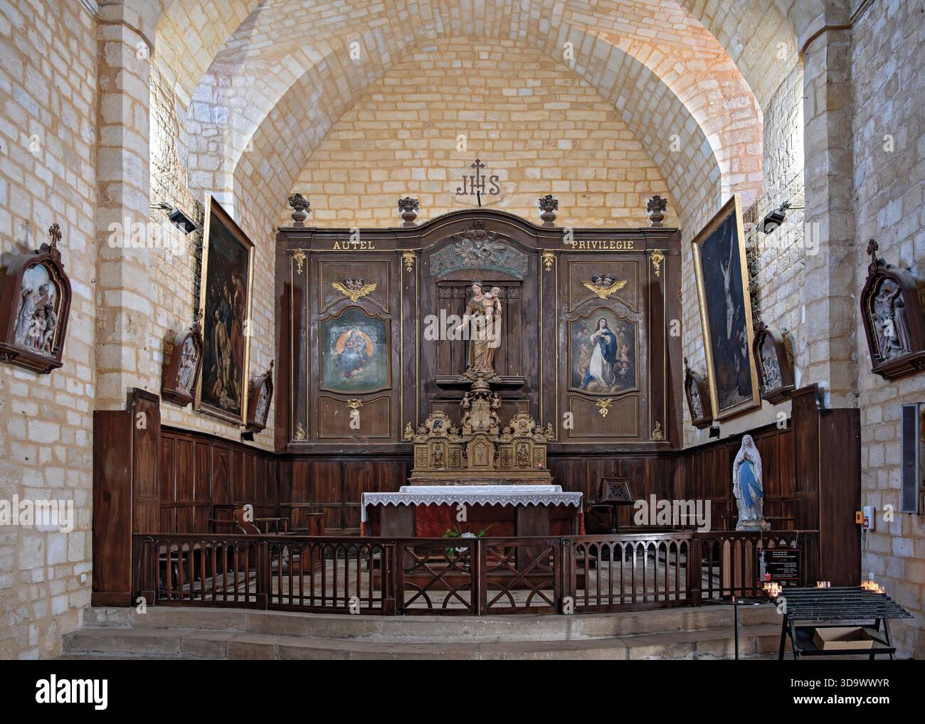 Altar der historischen Kirche auf dem Marktplatz der Domme im Perigord, Frankreich Stockfoto