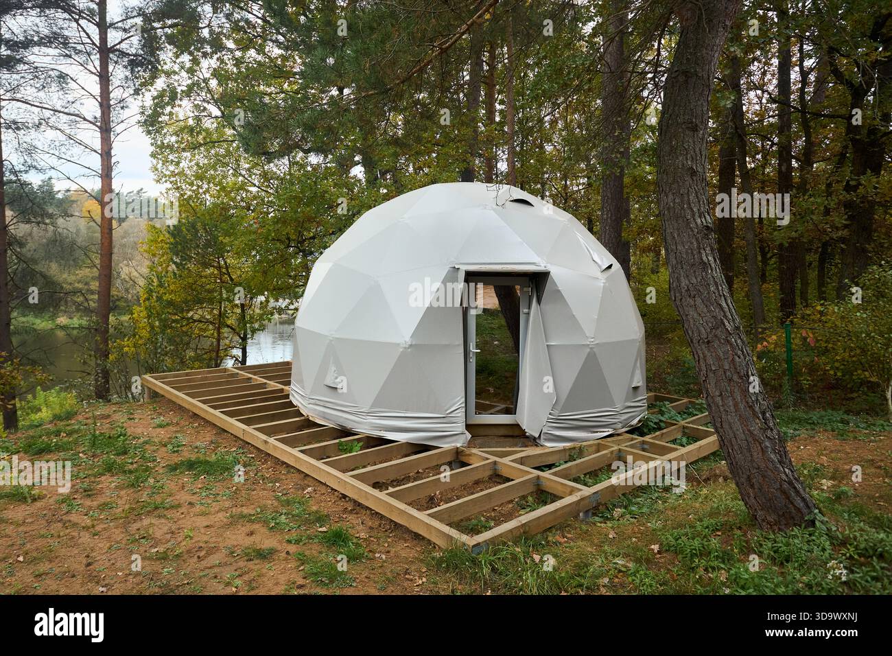 Geodätische Kuppeln für Glamping und Camping, dünnschalige Gitterschale auf Basis geodätischer Polyeder. Glamping ist glamourös und Camping, Stil Stockfoto