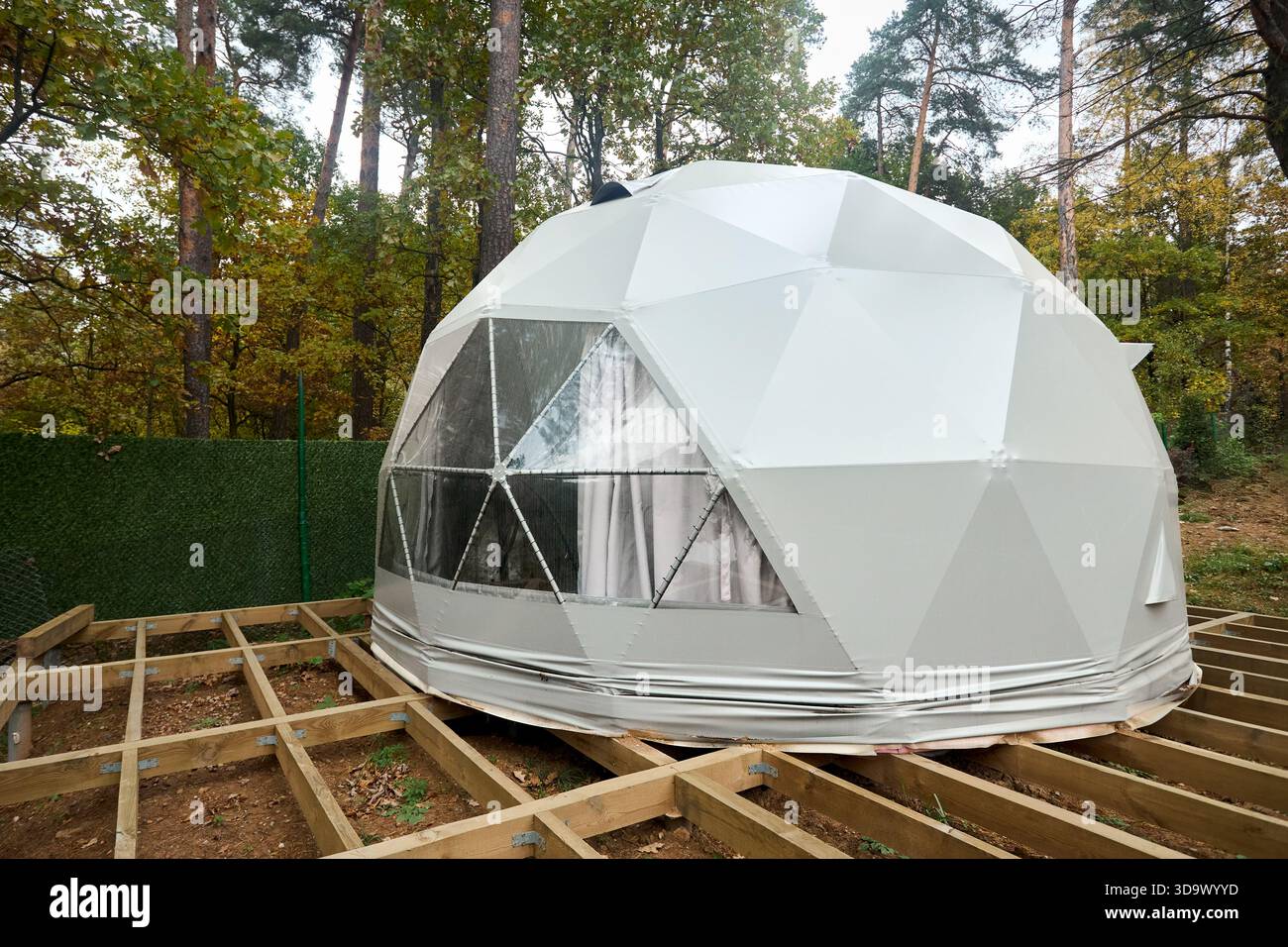 Geodätische Kuppeln für Glamping und Camping, dünnschalige Gitterschale auf Basis geodätischer Polyeder. Glamping ist glamourös und Camping, Stil Stockfoto