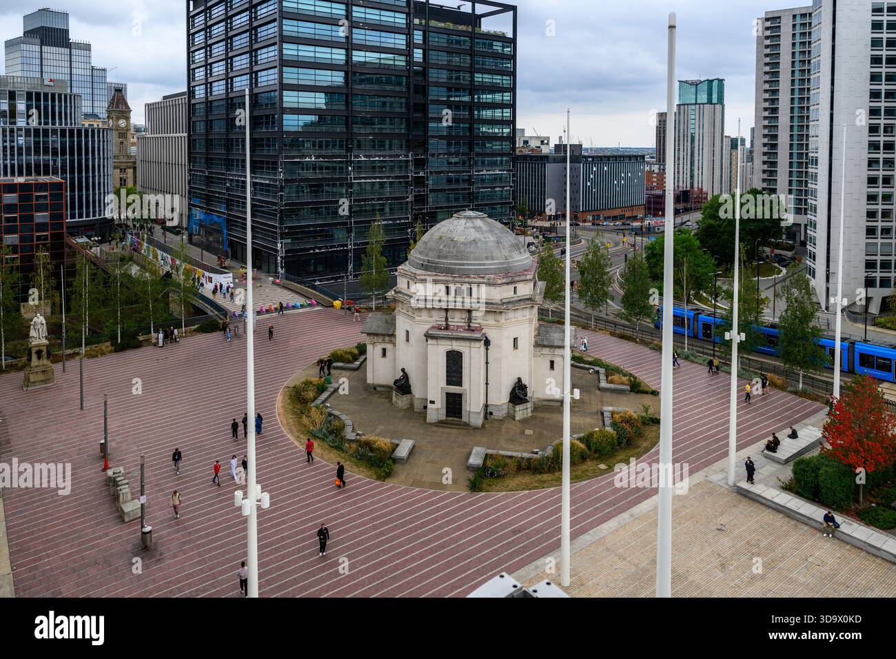Ein sich entwickelnder Blick auf die Skyline des Stadtzentrums von Birmingham, der den Kontrast zwischen den historischen Wahrzeichen der Stadt und der modernen Architektur zeigt... Stockfoto