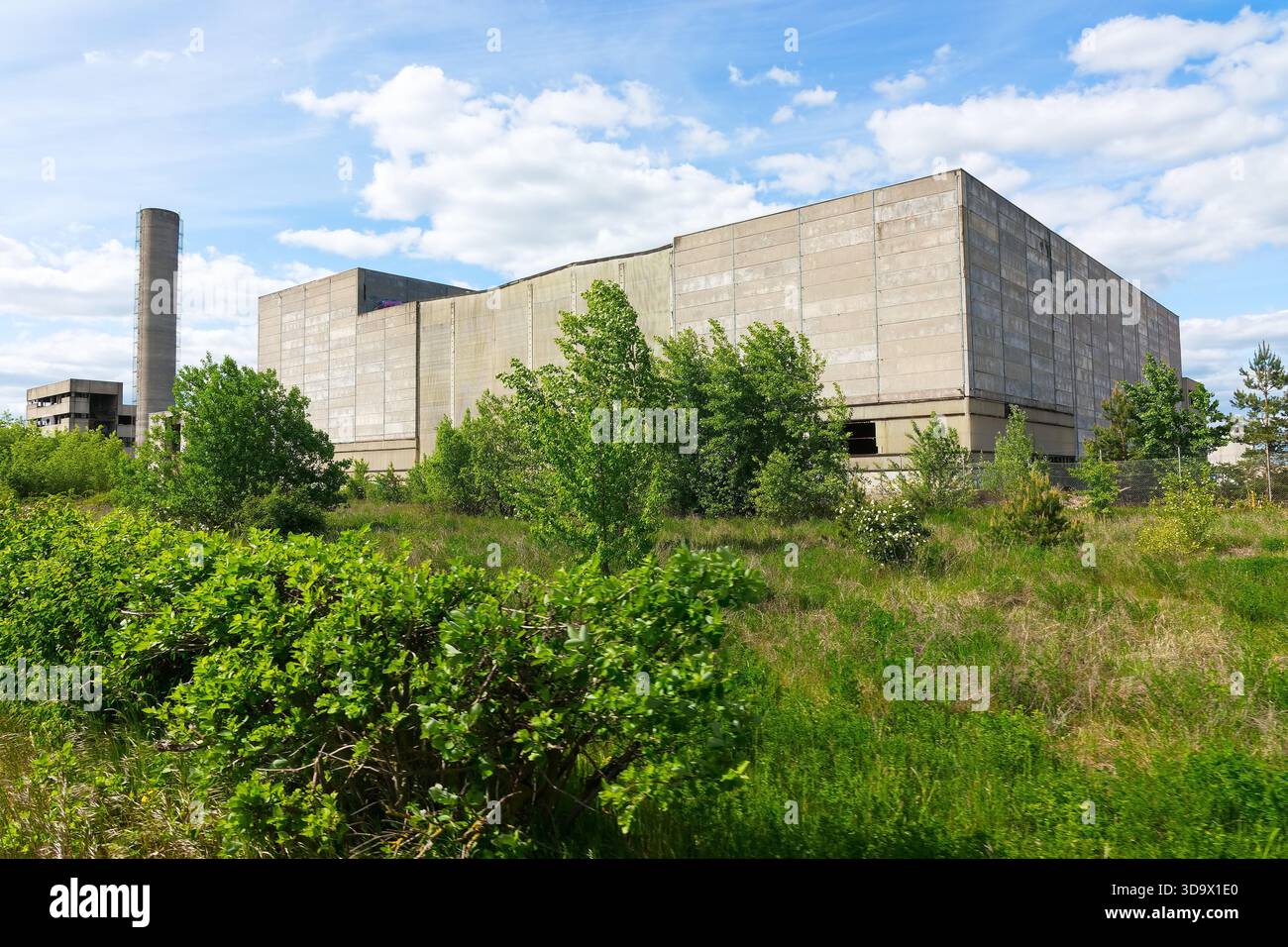 Reste des stillgelegten Kernkraftwerks Stendal bei Arneburg in Sachsen-Anhalt im Frühjahr. Reste des stillgelegten Kernkraftwerks Stendal bei Arneburg in Sachsen-Anhalt im Frühjahr Stockfoto