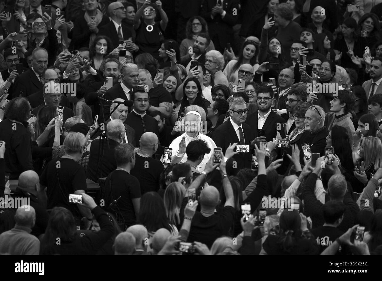 Vatikan, Vatikan. Dezember 2025. **NO LIBRI** Italien, Rom, Vatikan, 2025/12/6. Papst Leo XIV. Nimmt an einem weihnachtskonzert für die Armen im Saal Paul VI im Vatikan Teil Foto von ALESSIA GIULIANI /Catholic Press Photo Credit: Independent Photo Agency/Alamy Live News Stockfoto