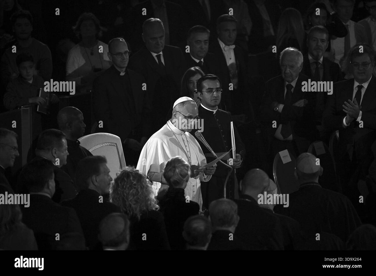 Vatikan, Vatikan. Dezember 2025. **NO LIBRI** Italien, Rom, Vatikan, 2025/12/6. Papst Leo XIV. Nimmt an einem weihnachtskonzert für die Armen im Saal Paul VI im Vatikan Teil Foto von ALESSIA GIULIANI /Catholic Press Photo Credit: Independent Photo Agency/Alamy Live News Stockfoto