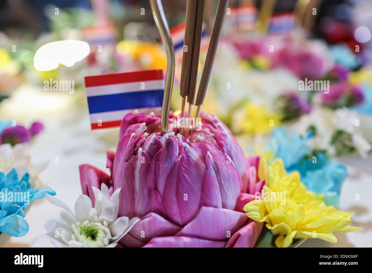 Traditioneller rosafarbener Lotus krathong mit thailändischer Flagge. Heiliges Opfer für das Loi Krathong Festival. Authentische Thailand-Reise und spirituelles Erbe. Stockfoto