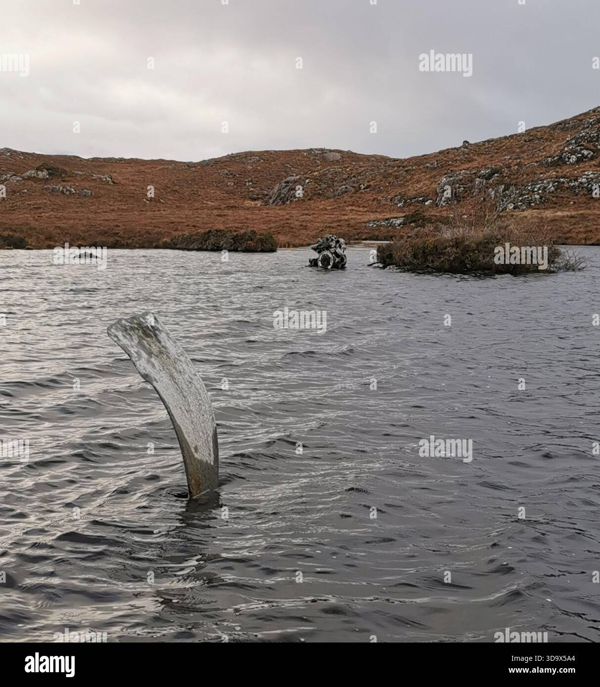 Twisted Wrack des B‑24H Liberator Sleepy Time Gal in den Fairy Lochs bei Gairloch, der Absturzstelle des Zweiten Weltkriegs, wo das Flugzeug am 13. Juni 1945 abstürzte. - Smartphone-aufgenommenes Stockfoto