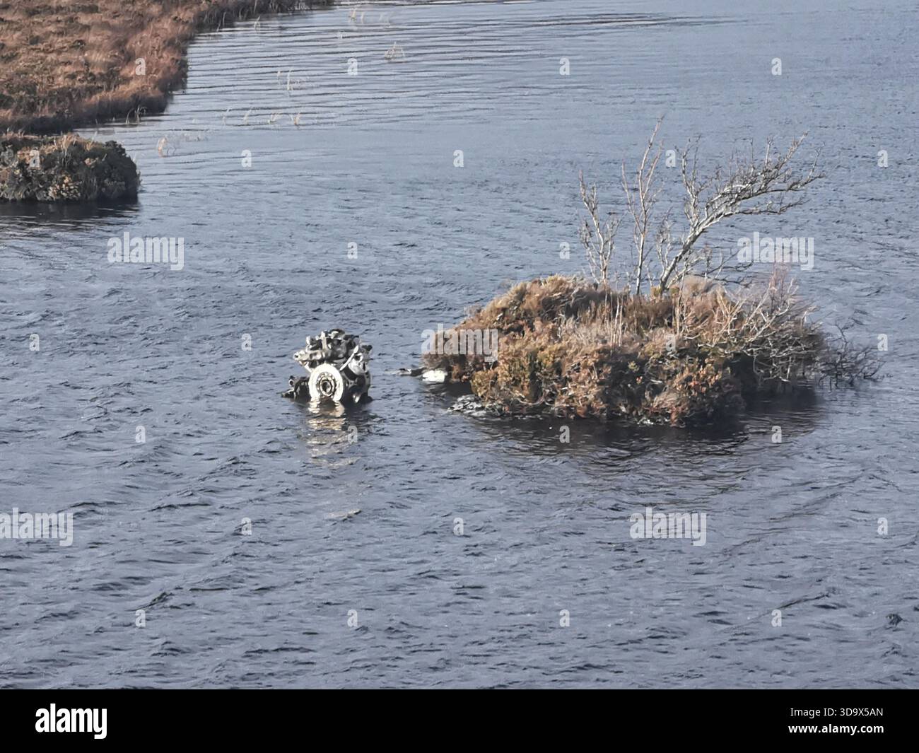 Twisted Wrack des B‑24H Liberator Sleepy Time Gal in den Fairy Lochs bei Gairloch, der Absturzstelle des Zweiten Weltkriegs, wo das Flugzeug am 13. Juni 1945 abstürzte. - Smartphone-aufgenommenes Stockfoto