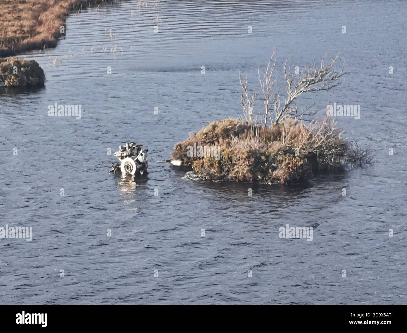 Twisted Wrack des B‑24H Liberator Sleepy Time Gal in den Fairy Lochs bei Gairloch, der Absturzstelle des Zweiten Weltkriegs, wo das Flugzeug am 13. Juni 1945 abstürzte. - Smartphone-aufgenommenes Stockfoto