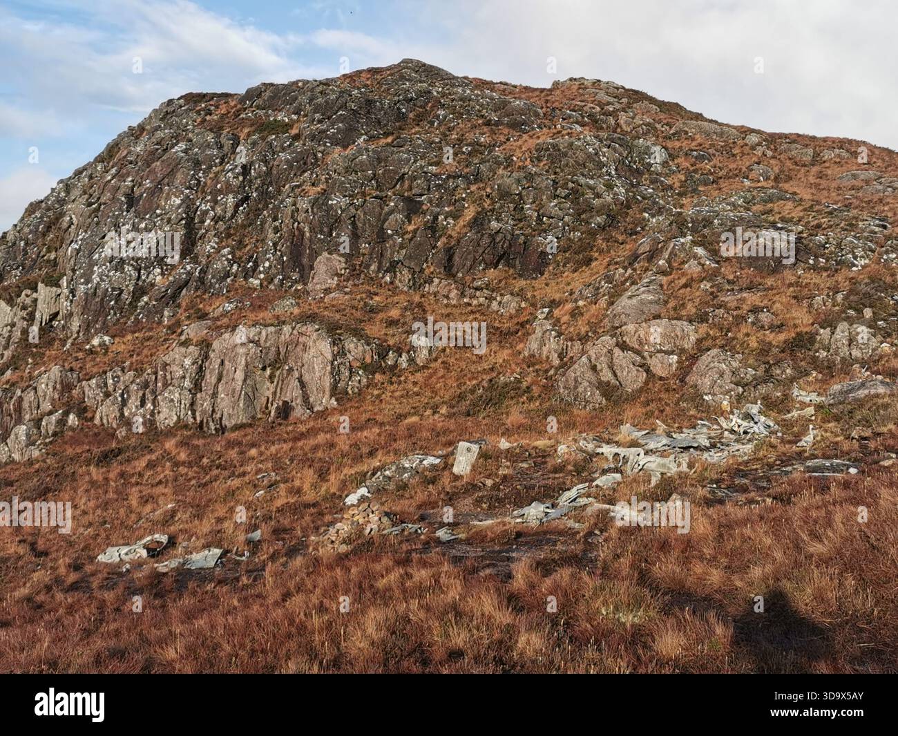 Twisted Wrack des B‑24H Liberator Sleepy Time Gal in den Fairy Lochs bei Gairloch, der Absturzstelle des Zweiten Weltkriegs, wo das Flugzeug am 13. Juni 1945 abstürzte. - Smartphone-aufgenommenes Stockfoto