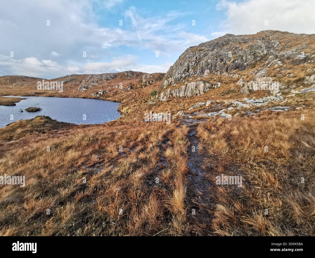 Twisted Wrack des B‑24H Liberator Sleepy Time Gal in den Fairy Lochs bei Gairloch, der Absturzstelle des Zweiten Weltkriegs, wo das Flugzeug am 13. Juni 1945 abstürzte. - Smartphone-aufgenommenes Stockfoto