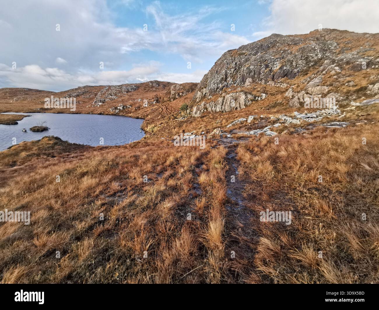 Twisted Wrack des B‑24H Liberator Sleepy Time Gal in den Fairy Lochs bei Gairloch, der Absturzstelle des Zweiten Weltkriegs, wo das Flugzeug am 13. Juni 1945 abstürzte. - Smartphone-aufgenommenes Stockfoto