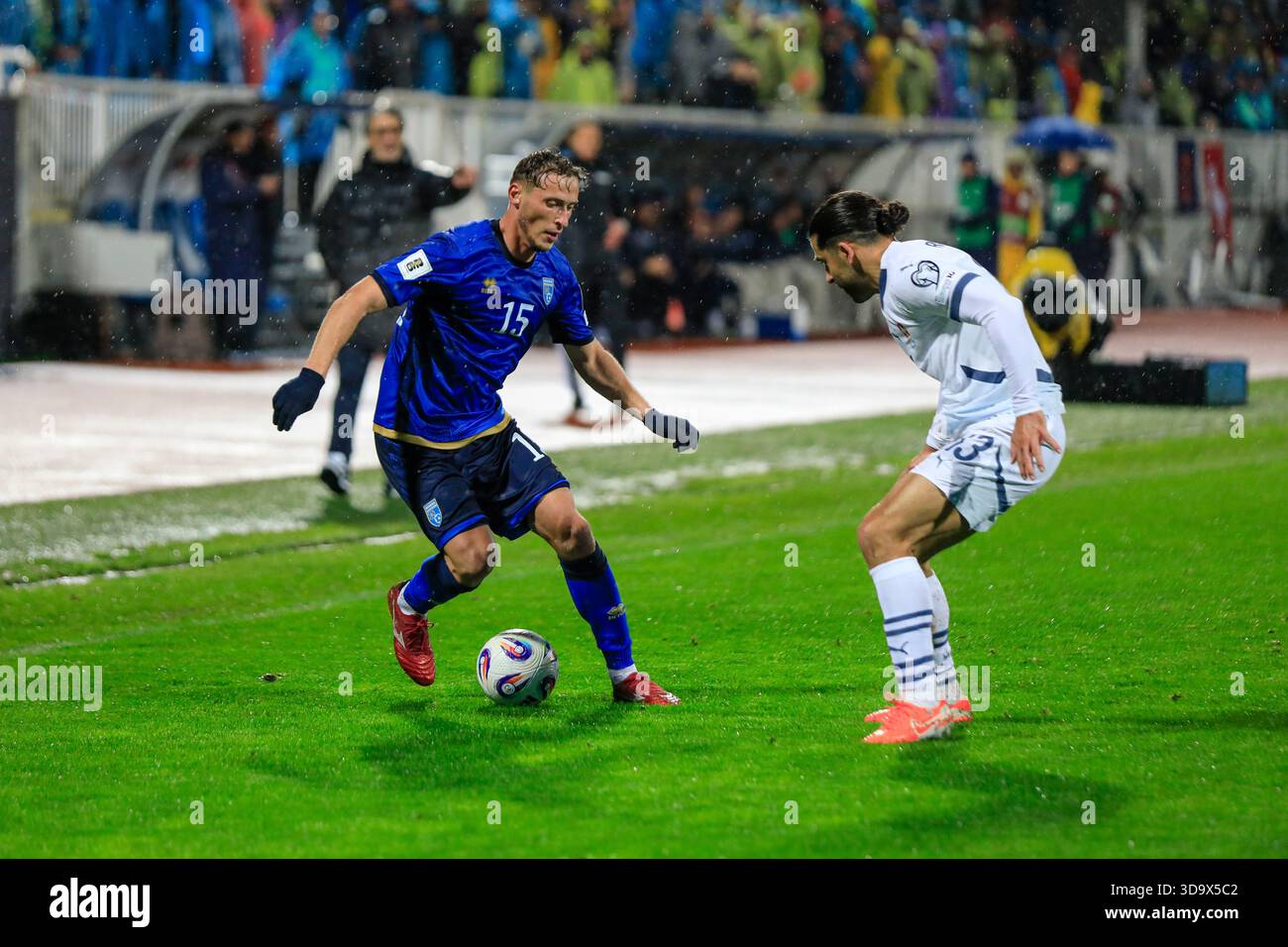 Der Kosovo-Mergim Vojvoda (15) fordert den Schweizer Ricardo Rodríguez (13) während des Qualifikationsspiels zwischen dem Kosovo und der Schweiz im Fa heraus Stockfoto