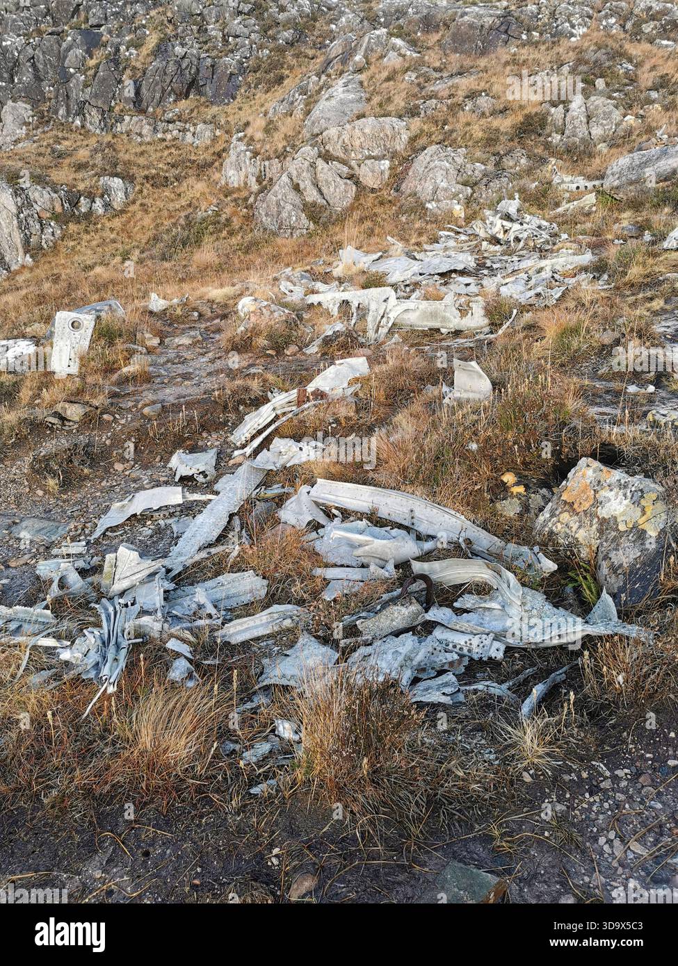 Twisted Wrack des B‑24H Liberator Sleepy Time Gal in den Fairy Lochs bei Gairloch, der Absturzstelle des Zweiten Weltkriegs, wo das Flugzeug am 13. Juni 1945 abstürzte. - Smartphone-aufgenommenes Stockfoto
