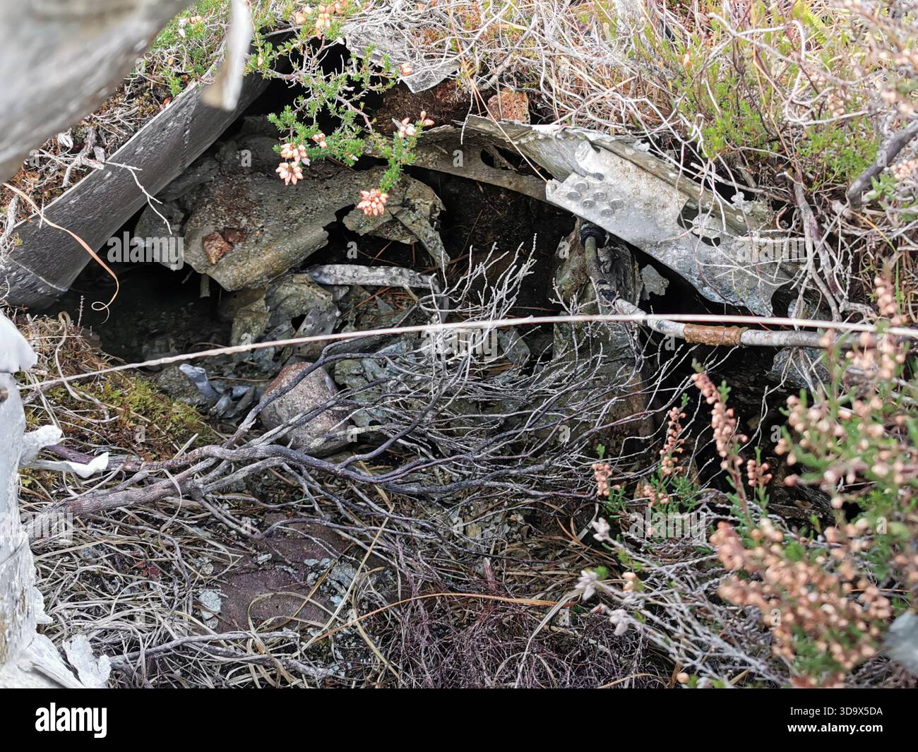 Twisted Wrack des B‑24H Liberator Sleepy Time Gal in den Fairy Lochs bei Gairloch, der Absturzstelle des Zweiten Weltkriegs, wo das Flugzeug am 13. Juni 1945 abstürzte. - Smartphone-aufgenommenes Stockfoto