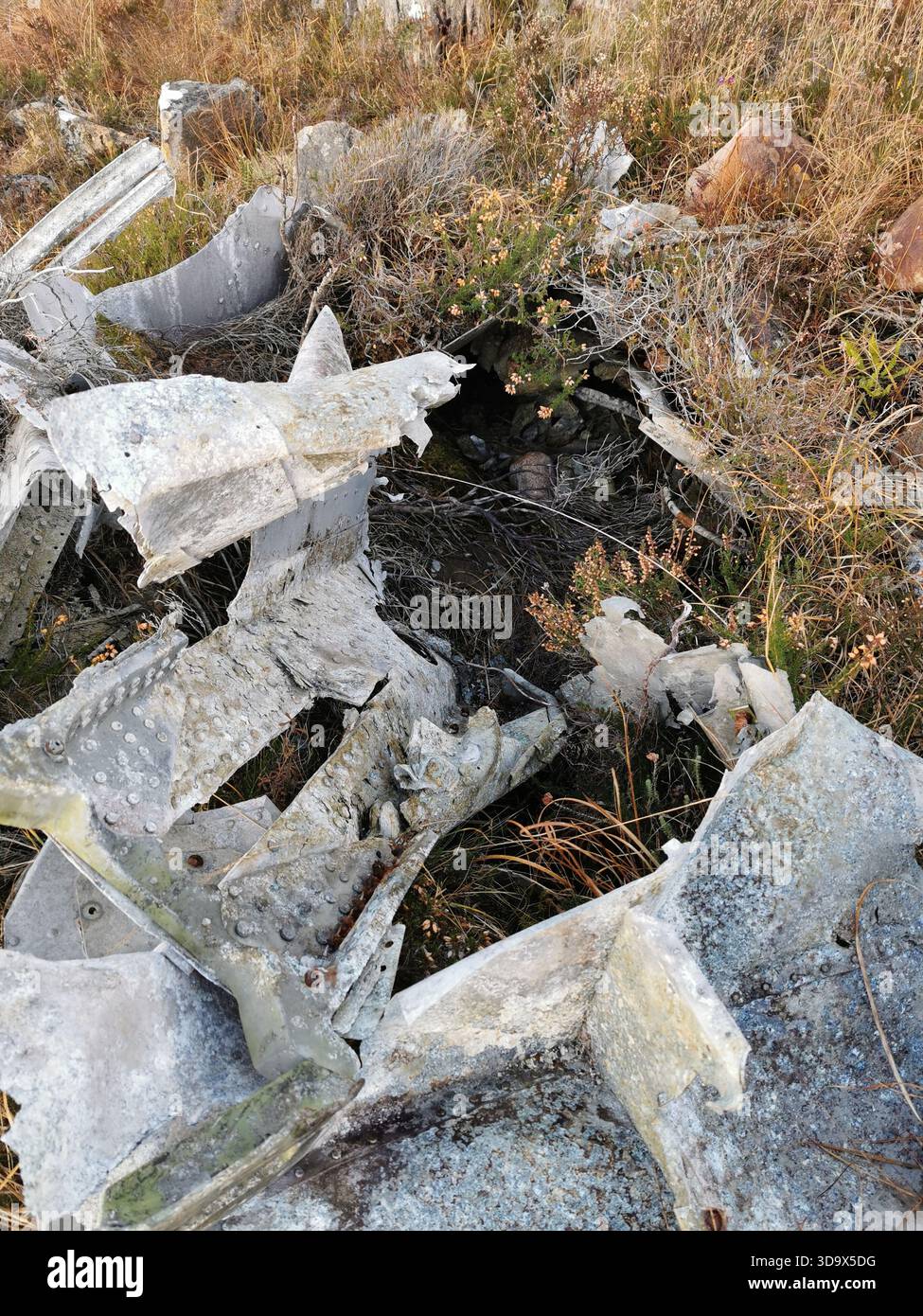 Twisted Wrack des B‑24H Liberator Sleepy Time Gal in den Fairy Lochs bei Gairloch, der Absturzstelle des Zweiten Weltkriegs, wo das Flugzeug am 13. Juni 1945 abstürzte. - Smartphone-aufgenommenes Stockfoto