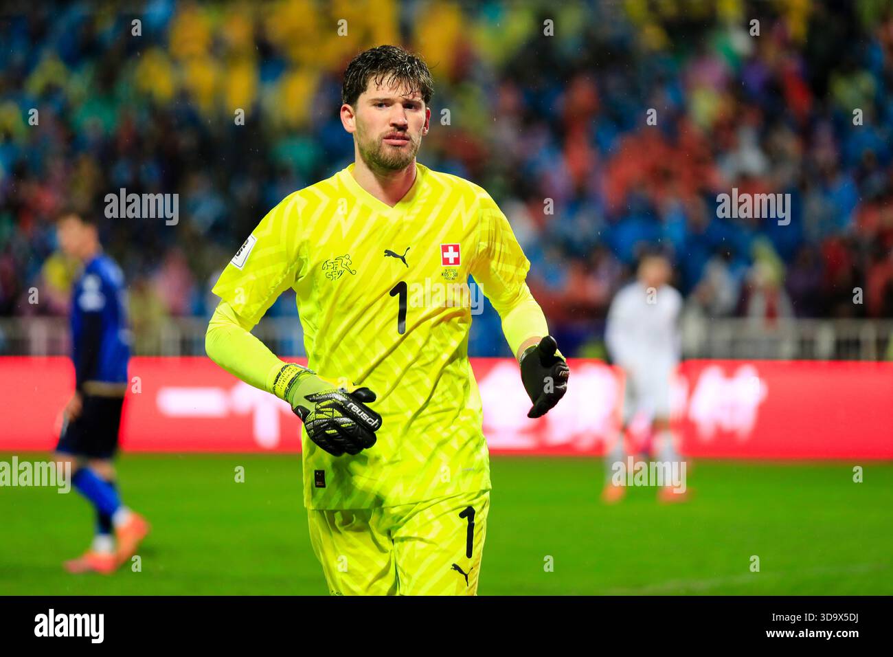 Der Schweizer Torhüter Gregor Kobel (1) reagiert während des Qualifikationsspiels zwischen dem Kosovo und der Schweiz im Fadil Vokrri Stadion in Pristina Stockfoto