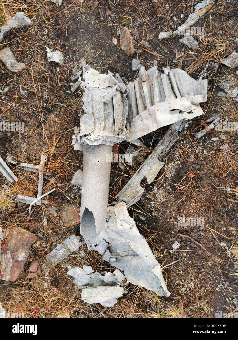 Twisted Wrack des B‑24H Liberator Sleepy Time Gal in den Fairy Lochs bei Gairloch, der Absturzstelle des Zweiten Weltkriegs, wo das Flugzeug am 13. Juni 1945 abstürzte. - Smartphone-aufgenommenes Stockfoto