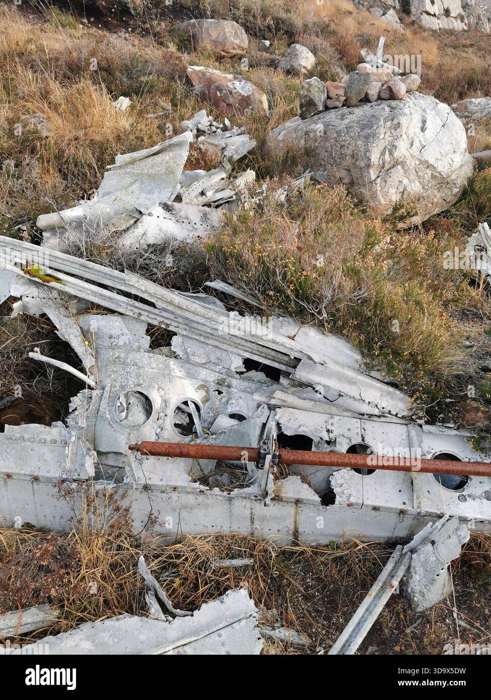 Twisted Wrack des B‑24H Liberator Sleepy Time Gal in den Fairy Lochs bei Gairloch, der Absturzstelle des Zweiten Weltkriegs, wo das Flugzeug am 13. Juni 1945 abstürzte. - Smartphone-aufgenommenes Stockfoto