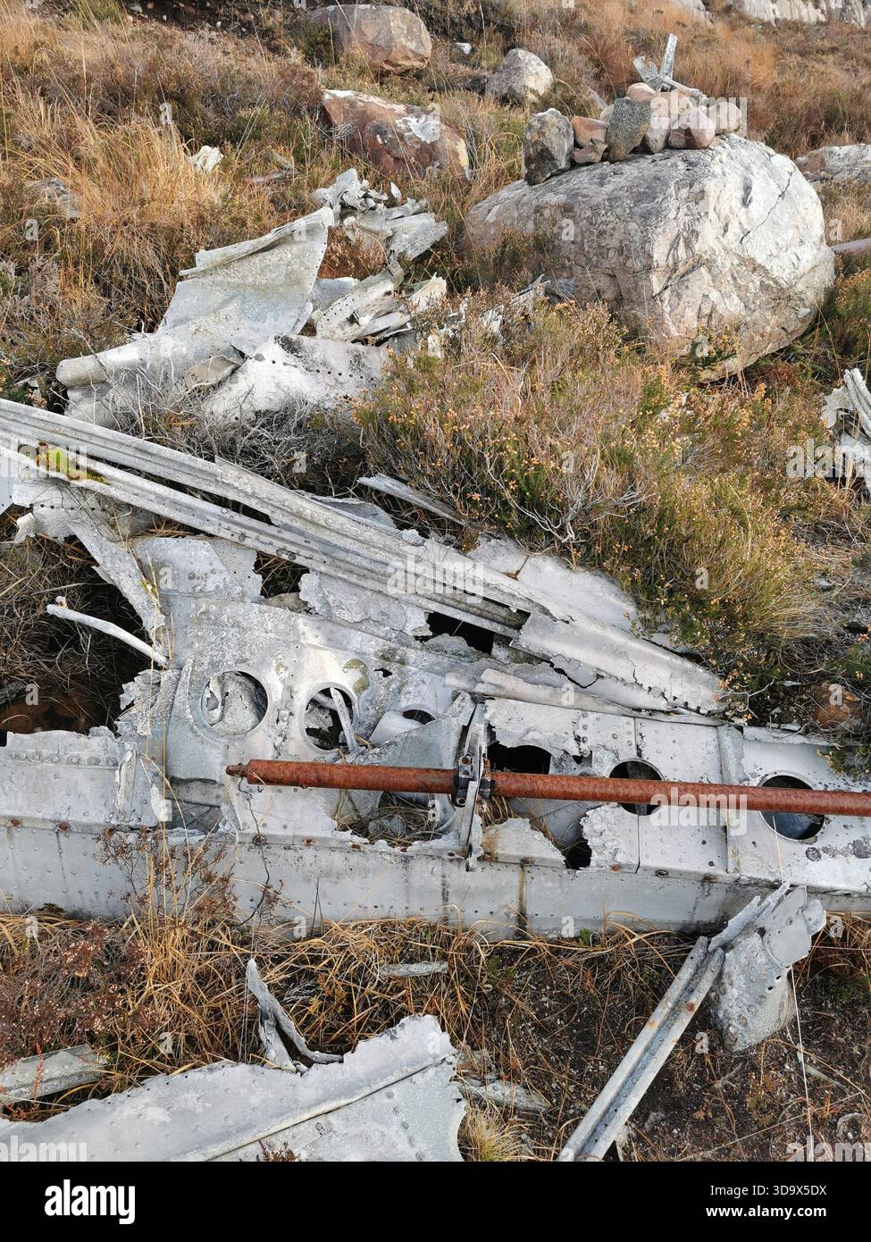Twisted Wrack des B‑24H Liberator Sleepy Time Gal in den Fairy Lochs bei Gairloch, der Absturzstelle des Zweiten Weltkriegs, wo das Flugzeug am 13. Juni 1945 abstürzte. - Smartphone-aufgenommenes Stockfoto