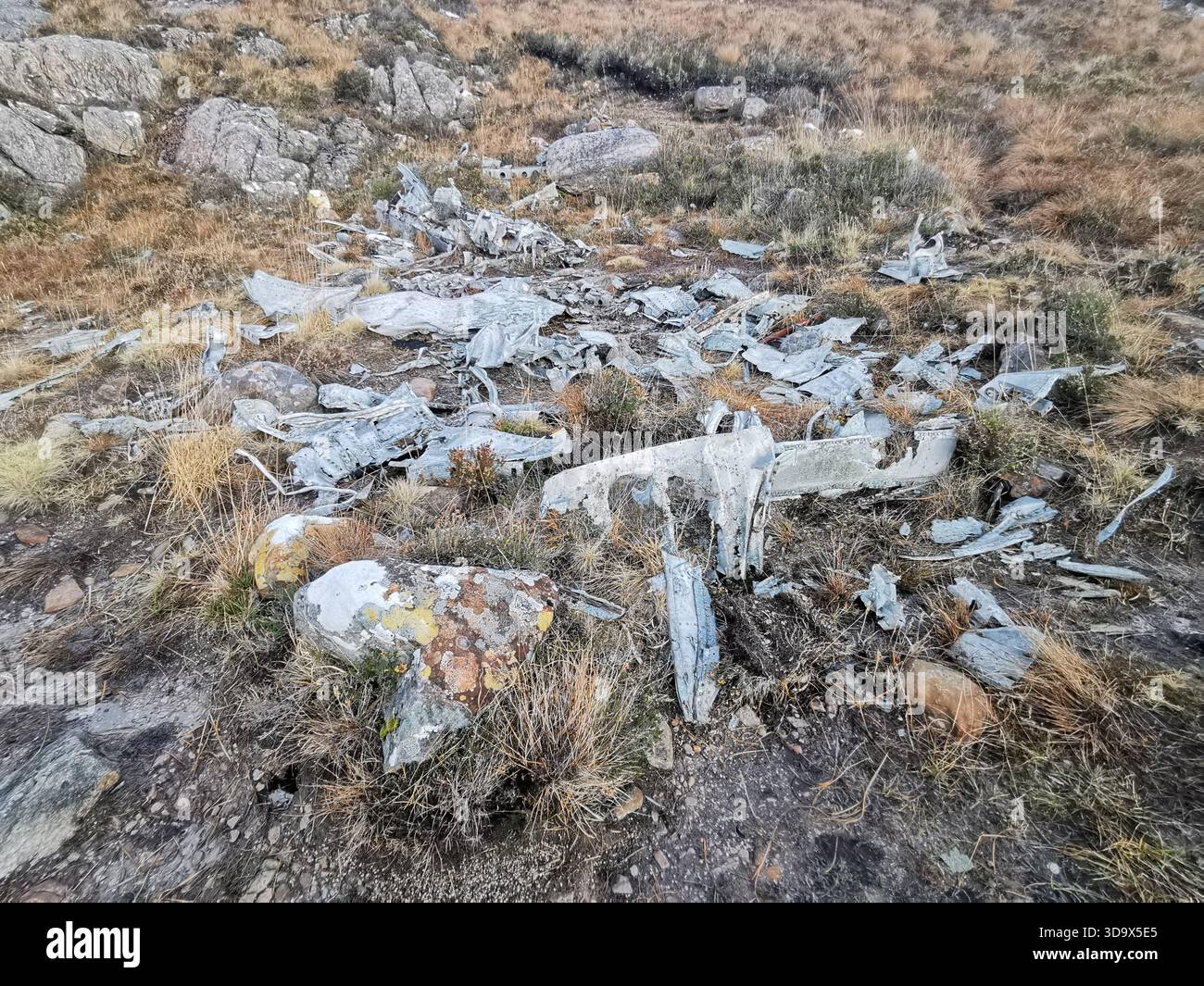 Twisted Wrack des B‑24H Liberator Sleepy Time Gal in den Fairy Lochs bei Gairloch, der Absturzstelle des Zweiten Weltkriegs, wo das Flugzeug am 13. Juni 1945 abstürzte. - Smartphone-aufgenommenes Stockfoto