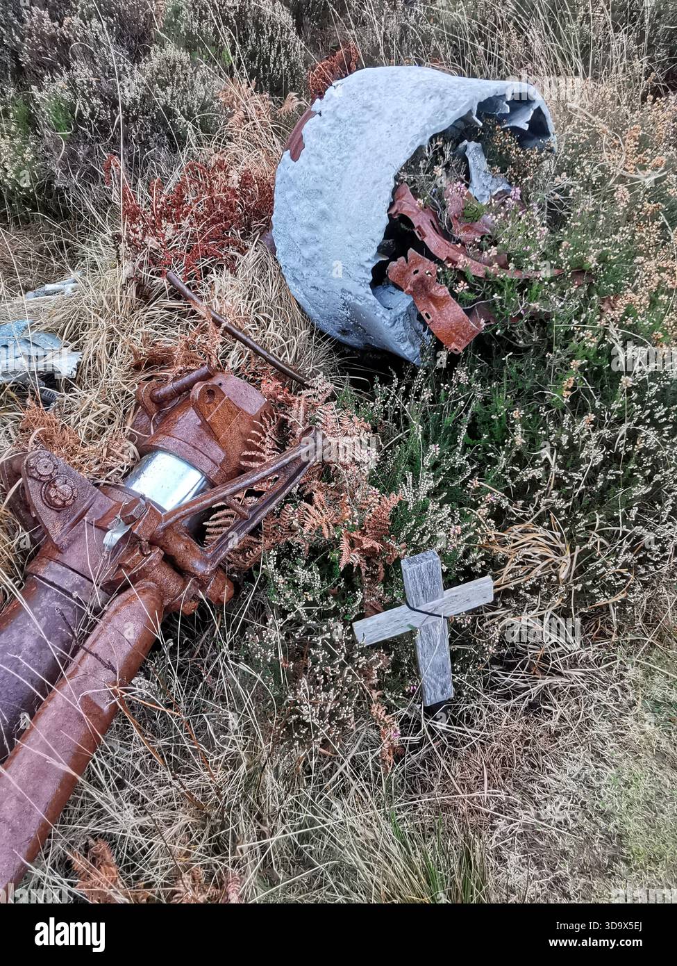 Twisted Wrack des B‑24H Liberator Sleepy Time Gal in den Fairy Lochs bei Gairloch, der Absturzstelle des Zweiten Weltkriegs, wo das Flugzeug am 13. Juni 1945 abstürzte. - Smartphone-aufgenommenes Stockfoto