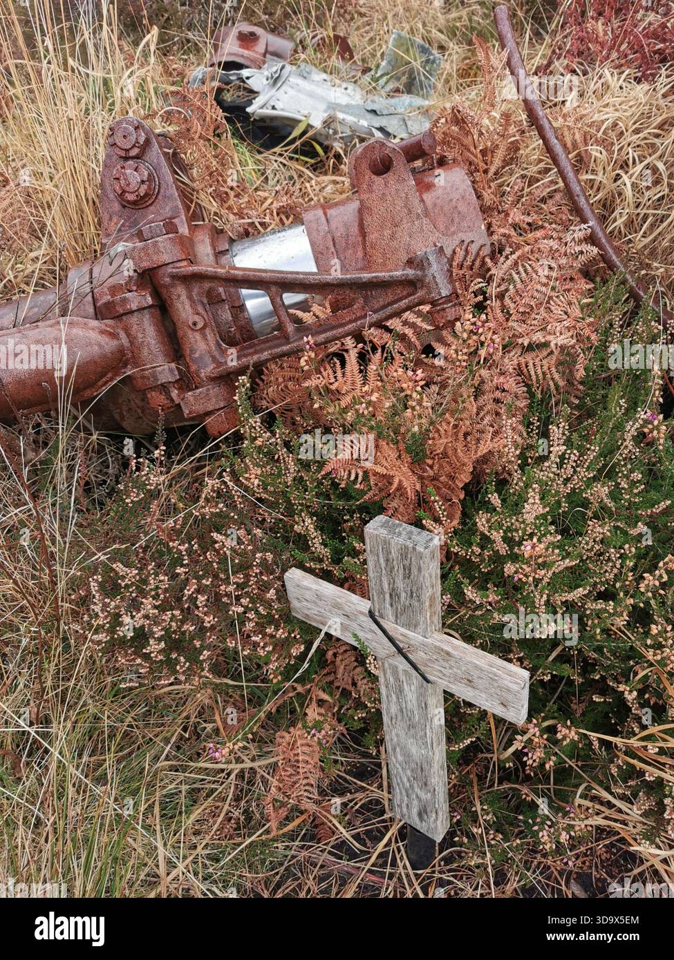Twisted Wrack des B‑24H Liberator Sleepy Time Gal in den Fairy Lochs bei Gairloch, der Absturzstelle des Zweiten Weltkriegs, wo das Flugzeug am 13. Juni 1945 abstürzte. - Smartphone-aufgenommenes Stockfoto
