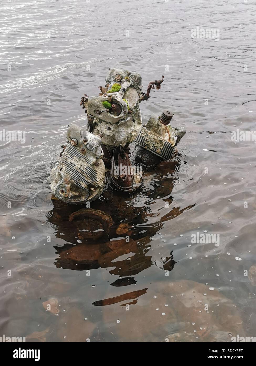 Twisted Wrack des B‑24H Liberator Sleepy Time Gal in den Fairy Lochs bei Gairloch, der Absturzstelle des Zweiten Weltkriegs, wo das Flugzeug am 13. Juni 1945 abstürzte. - Smartphone-aufgenommenes Stockfoto
