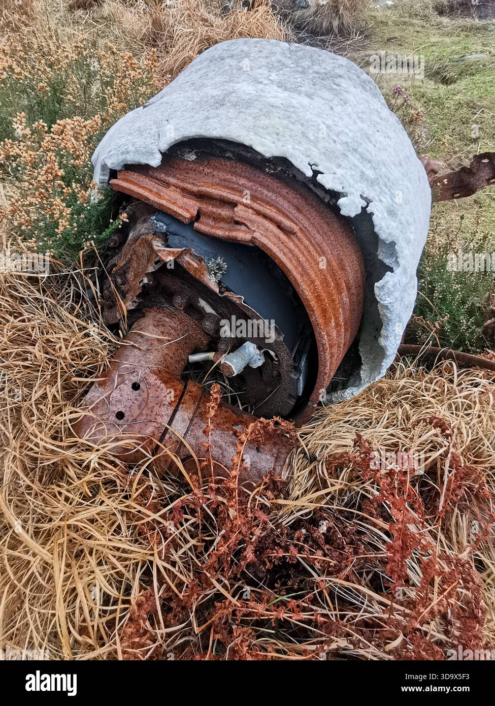 Twisted Wrack des B‑24H Liberator Sleepy Time Gal in den Fairy Lochs bei Gairloch, der Absturzstelle des Zweiten Weltkriegs, wo das Flugzeug am 13. Juni 1945 abstürzte. - Smartphone-aufgenommenes Stockfoto