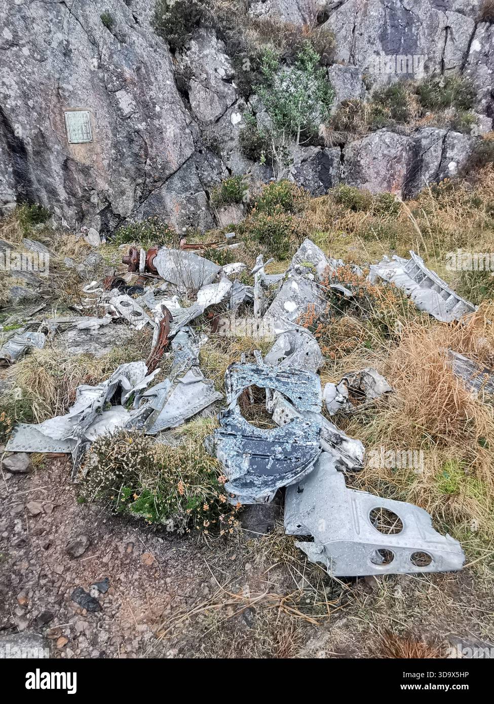 Twisted Wrack des B‑24H Liberator Sleepy Time Gal in den Fairy Lochs bei Gairloch, der Absturzstelle des Zweiten Weltkriegs, wo das Flugzeug am 13. Juni 1945 abstürzte. - Smartphone-aufgenommenes Stockfoto
