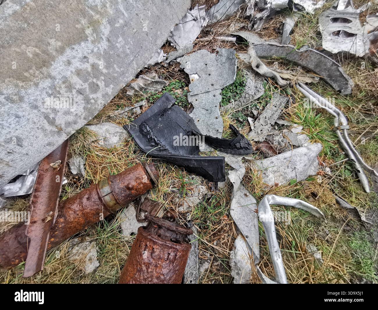 Twisted Wrack des B‑24H Liberator Sleepy Time Gal in den Fairy Lochs bei Gairloch, der Absturzstelle des Zweiten Weltkriegs, wo das Flugzeug am 13. Juni 1945 abstürzte. - Smartphone-aufgenommenes Stockfoto