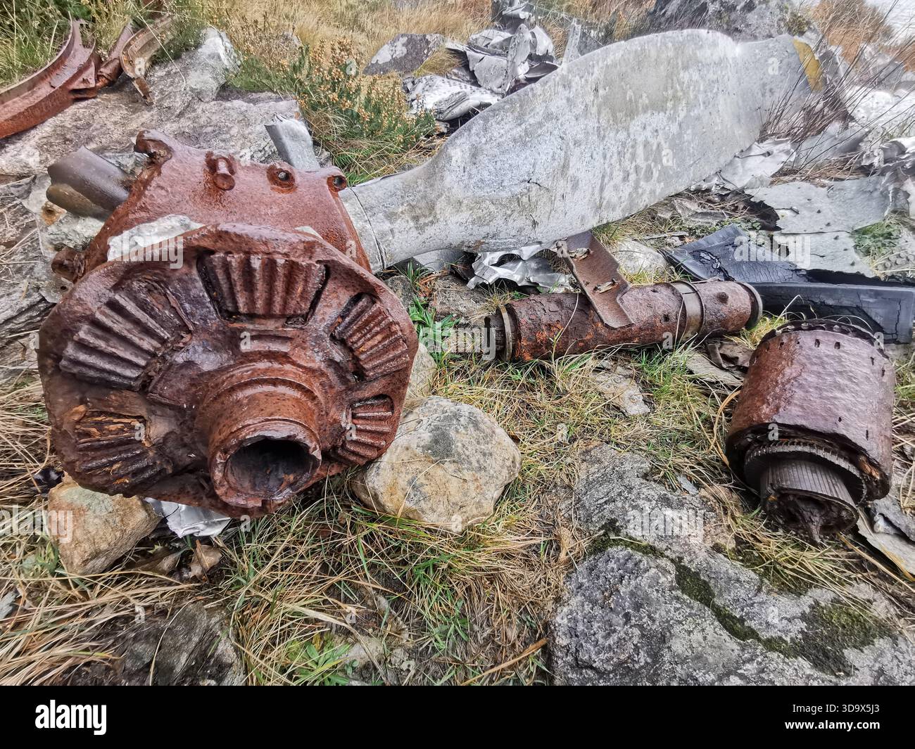 Twisted Wrack des B‑24H Liberator Sleepy Time Gal in den Fairy Lochs bei Gairloch, der Absturzstelle des Zweiten Weltkriegs, wo das Flugzeug am 13. Juni 1945 abstürzte. - Smartphone-aufgenommenes Stockfoto