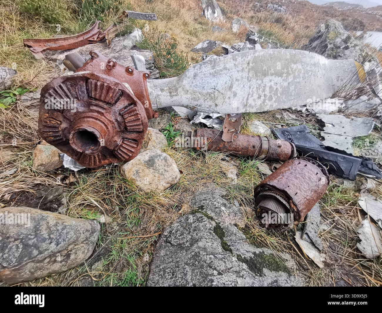 Twisted Wrack des B‑24H Liberator Sleepy Time Gal in den Fairy Lochs bei Gairloch, der Absturzstelle des Zweiten Weltkriegs, wo das Flugzeug am 13. Juni 1945 abstürzte. - Smartphone-aufgenommenes Stockfoto