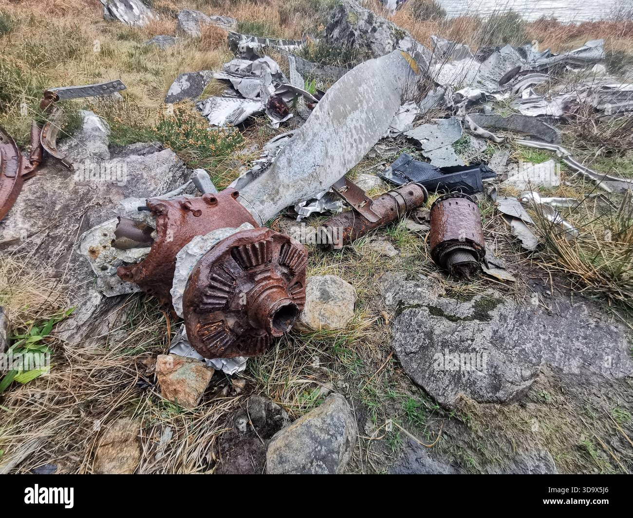 Twisted Wrack des B‑24H Liberator Sleepy Time Gal in den Fairy Lochs bei Gairloch, der Absturzstelle des Zweiten Weltkriegs, wo das Flugzeug am 13. Juni 1945 abstürzte. - Smartphone-aufgenommenes Stockfoto