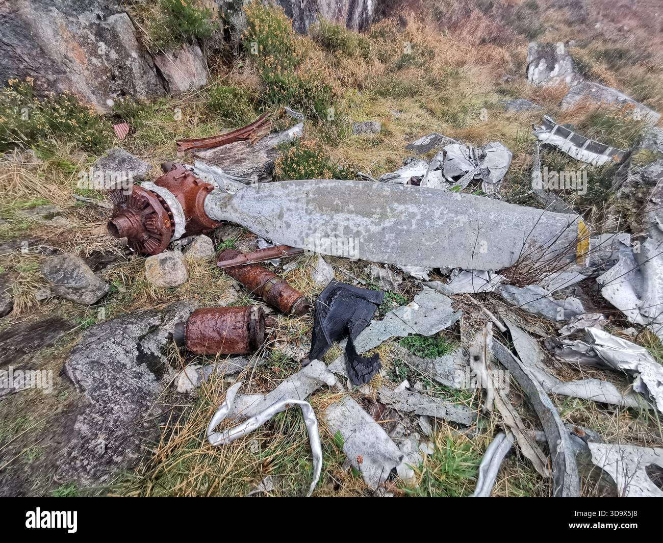 Twisted Wrack des B‑24H Liberator Sleepy Time Gal in den Fairy Lochs bei Gairloch, der Absturzstelle des Zweiten Weltkriegs, wo das Flugzeug am 13. Juni 1945 abstürzte. - Smartphone-aufgenommenes Stockfoto