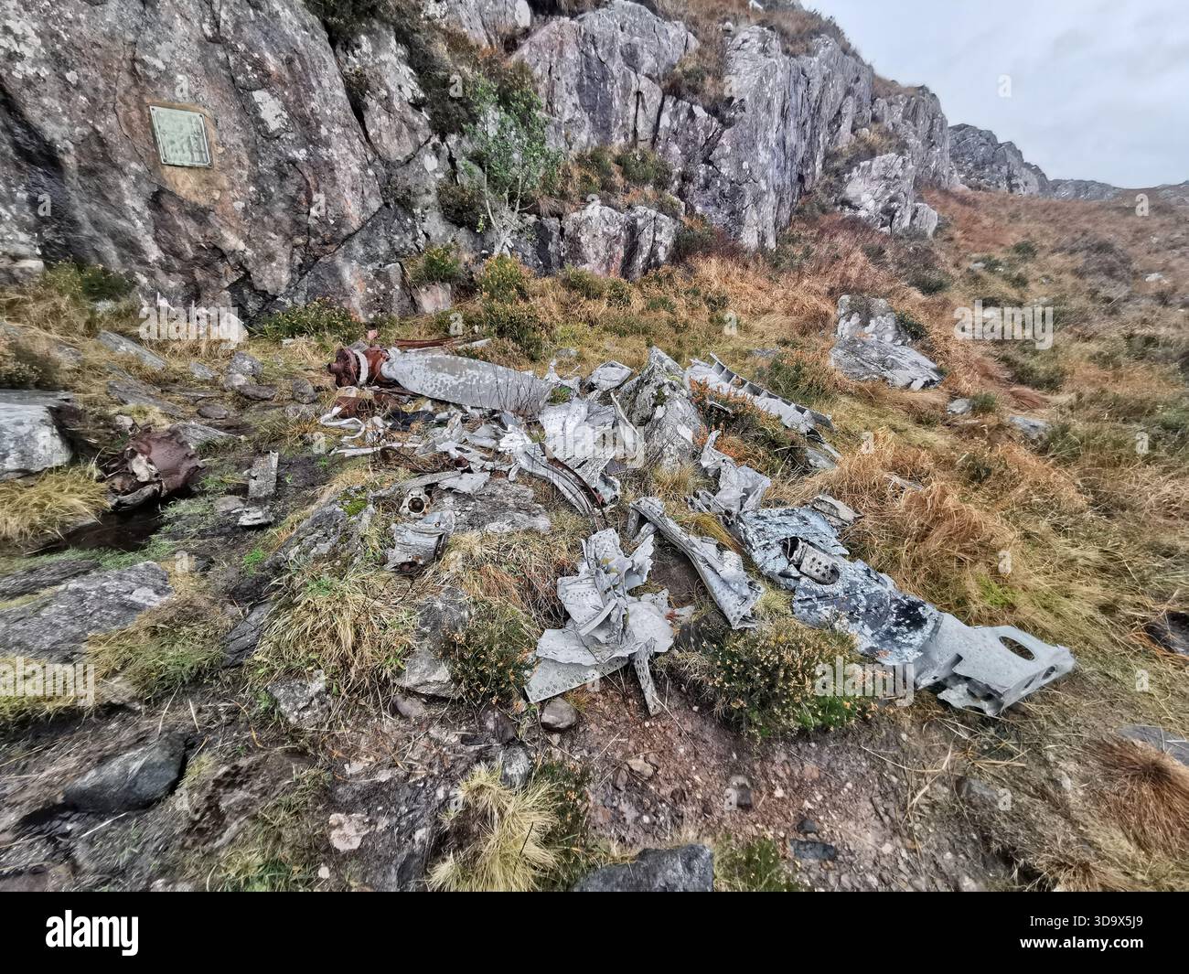 Twisted Wrack des B‑24H Liberator Sleepy Time Gal in den Fairy Lochs bei Gairloch, der Absturzstelle des Zweiten Weltkriegs, wo das Flugzeug am 13. Juni 1945 abstürzte. - Smartphone-aufgenommenes Stockfoto