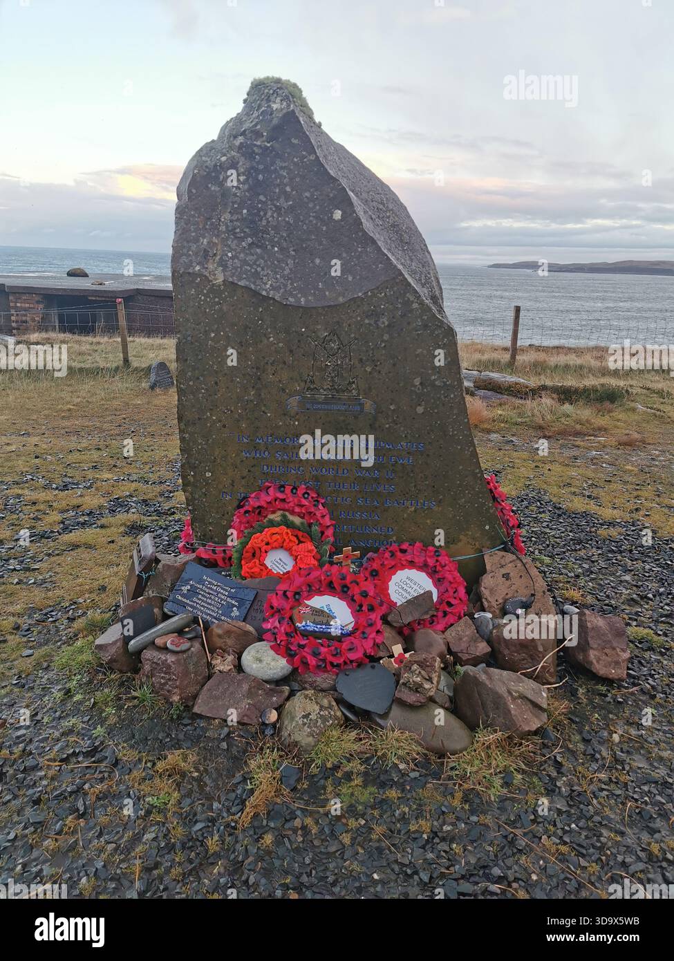Das Arctic Convoy Memorial in Cove am Loch Ewe, schottische Highlands, ehrt Seeleute aus dem Zweiten Weltkrieg auf den arktischen Versorgungsrouten. Wahrzeichen Schottlands. Stockfoto